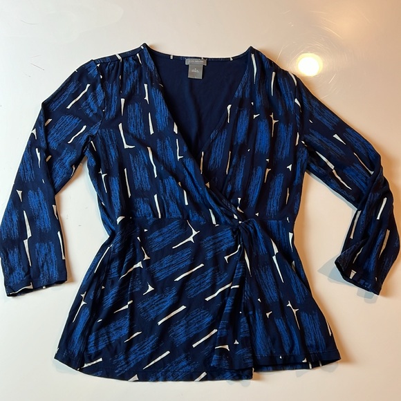 💙ANN TAYLOR BLUE & WHITE V NECK WRAP TO SIDE 3/4 SLEEVE TOP SIZE SMALL💙 - Picture 12 of 14